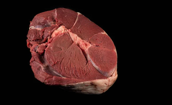 Duży Kawałek Surowego Mięsa Cielęcego Czarnym Tle — Zdjęcie stockowe