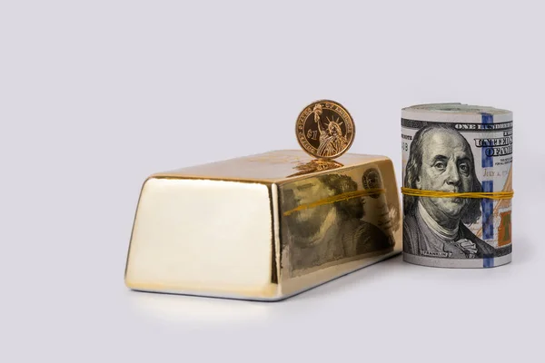 Duży Sztabka Złota Rachunek 100 Dolarów Amerykańskich — Zdjęcie stockowe