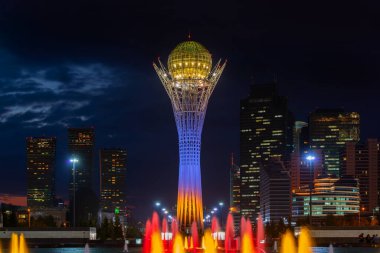  Başkent Kazakistan 'ın merkezi kısmı, Astana şehri ve akşam karanlığında Baiterek anıtı.