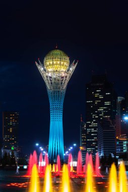  Başkent Kazakistan 'ın merkezi kısmı, Astana şehri ve akşam karanlığında Baiterek anıtı.
