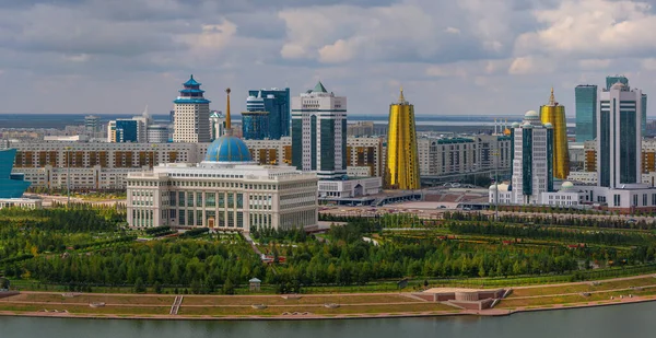 Başkent Kazakistan 'ın merkezi, Astana şehri ve bulutlu bir gökyüzü altında başkanın ikametgahı.