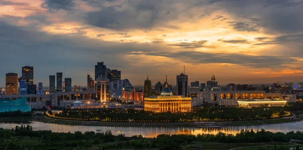 Başkent Kazakistan 'ın merkezi, Astana şehri, ve Başkan' ın konutu akşam karanlığında rahatsız edici gökyüzü altında.
