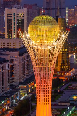  Başkent Kazakistan 'ın merkezi kısmı, Astana şehri ve akşam karanlığında Baiterek anıtı.