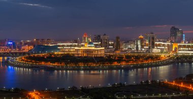Akşamın ilk ışıklarıyla Astana 'da bulunan Kazakistan Devlet Başkanı Ak Orda' nın evi.