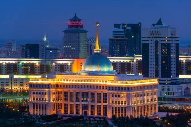 Akşamın ilk ışıklarıyla Astana 'da bulunan Kazakistan Devlet Başkanı Ak Orda' nın evi.