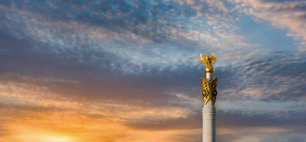 Monumento Kazakh Eli País Kazajo Con Mítico Pájaro Samruk Parte — Foto de Stock