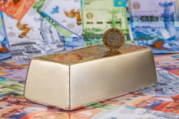 Kazahsztáni Érme 100 Tenge Értékben Aranyrúd Bankjegyek Hátterében — Stock Fotó