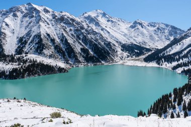 Büyük Almaty Gölü ilk kar yağışından sonraki bir sonbahar gününde