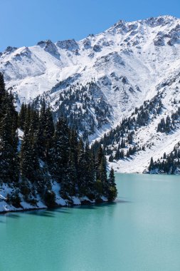 Büyük Almaty Gölü ilk kar yağışından sonraki bir sonbahar gününde