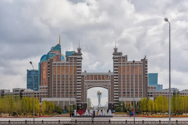 Nazwa Stolicy Kazachstanu Astana Symbol Ludzkiego Serca Tle Miasta — Zdjęcie stockowe