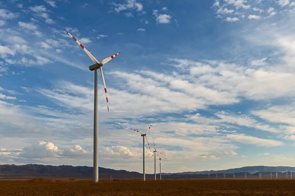 Een Groep Windmolens Een Woestijngebied Tegen Een Bewolkte Lucht — Stockfoto