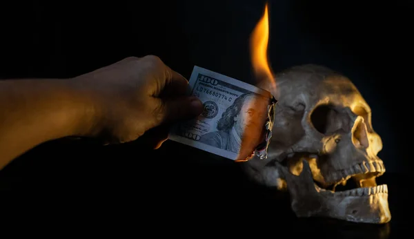 Fingers Hold Burning Usd 100 Banknote Next Dummy Human Skull — Stock Photo, Image