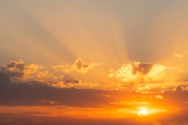 Fotos Fundo Céu Expressivo Com Nuvens Coloridas — Fotografia de Stock