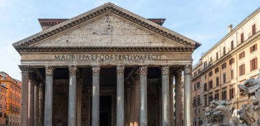 Pantheon 'daki çeşme, antik Roma' nın tarihi ve mimarisinin bir anıtı. Yazının çevirisi - 