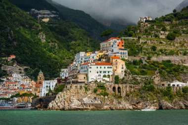 İtalya 'nın Amalfi kenti - Amalfi kıyısının tarihi, kültürel ve turistik merkezi