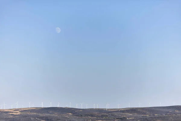 Vista Paisaje Quemado Con Turbinas Eólicas Luna Concepto Cambio Climático —  Fotos de Stock