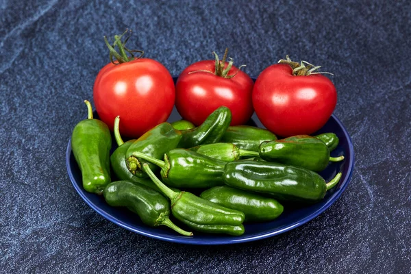 Tomates Vermelhos Pimentas Verdes Uma Chapa Azul Pedaço Ardósia Vegan — Fotografia de Stock