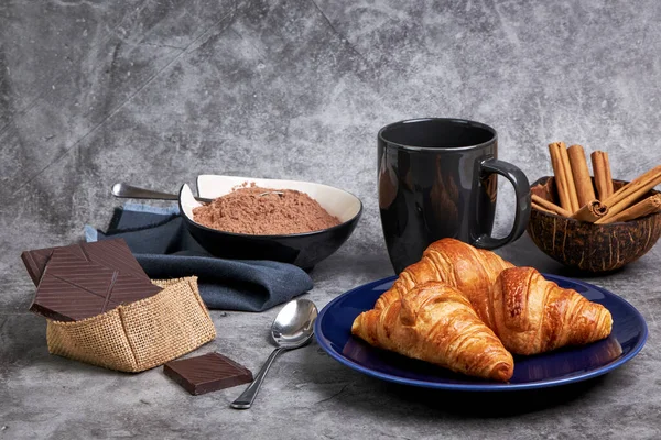 Três Croissants Frescos Uma Chapa Azul Lado Uma Tigela Com — Fotografia de Stock