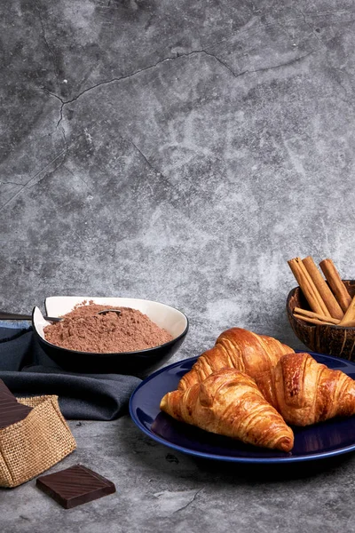 Três Croissants Frescos Prato Azul Lado Uma Tigela Com Cacau — Fotografia de Stock