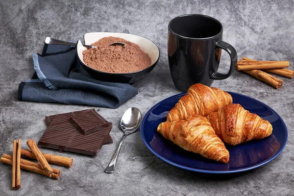 Três Croissants Frescos Uma Chapa Azul Lado Uma Tigela Com — Fotografia de Stock