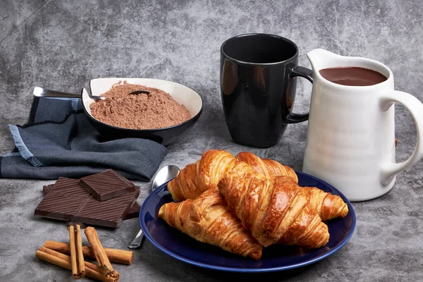 Jarro Chocolate Quente Juntamente Com Croissants Deliciosos Vários Ingredientes Uma — Fotografia de Stock