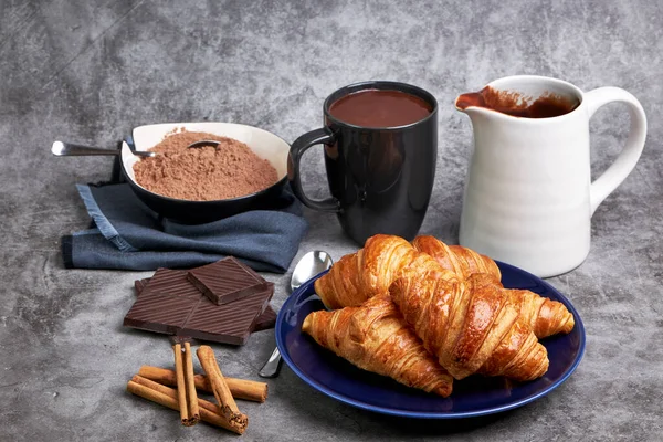 Jarro Chocolate Quente Juntamente Com Croissants Deliciosos Vários Ingredientes Uma — Fotografia de Stock