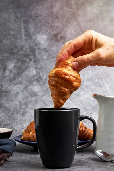 Imagem Vertical Mão Mulher Soltando Croissant Uma Xícara Chocolate Quente — Fotografia de Stock