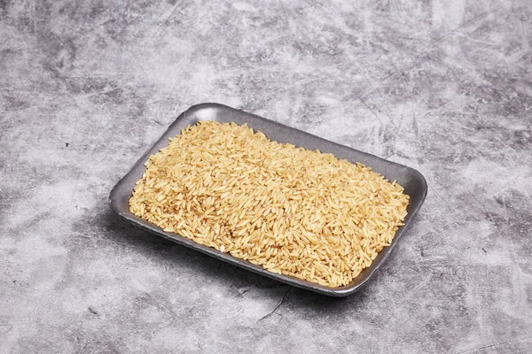 Gri Taşlı Arka Planda Çiğ Pirinç Tepsisi Asya Yemekleri Sağlıklı — Stok fotoğraf