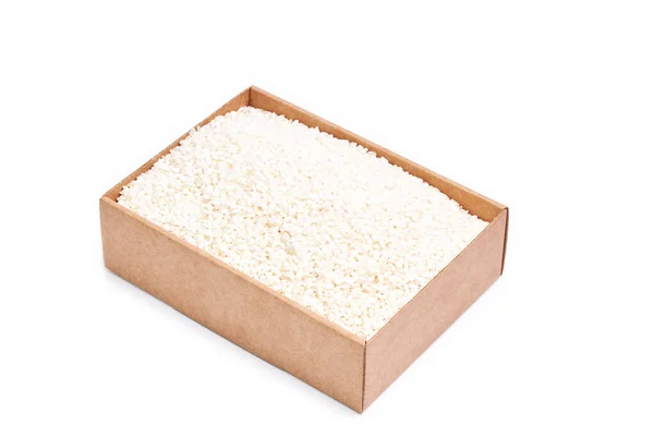 Beyaz Arka Planda Beyaz Pirinç Taneleriyle Dolu Karton Kutu Doğulu — Stok fotoğraf