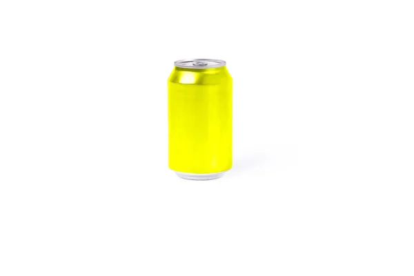 Желтая Алюминиевая Банка Белом Фоне Концепция Освежающих Напитков — стоковое фото