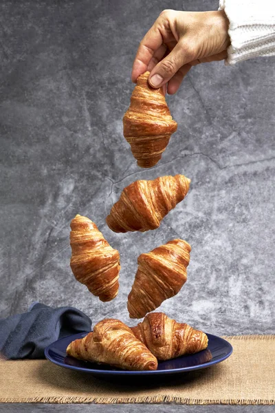 Mão Mulher Que Deixa Cair Croissants Prato Pequeno Almoço Saudável — Fotografia de Stock