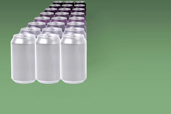 Latas Aluminio Brillante Formando Gradiente Púrpura Sobre Fondo Verde Concepto — Foto de Stock