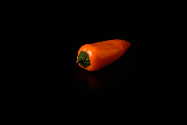 Orange Paprika Svart Bakgrund Vegansk Och Vegetarisk Mat Hälsosam Mat — Stockfoto