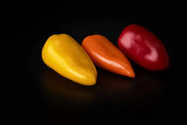 Pimientos Rojos Anaranjados Amarillos Sobre Fondo Negro Comida Vegana Vegetariana — Foto de Stock