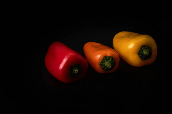 Pimientos Rojos Anaranjados Amarillos Sobre Fondo Negro Comida Vegana Vegetariana — Foto de Stock