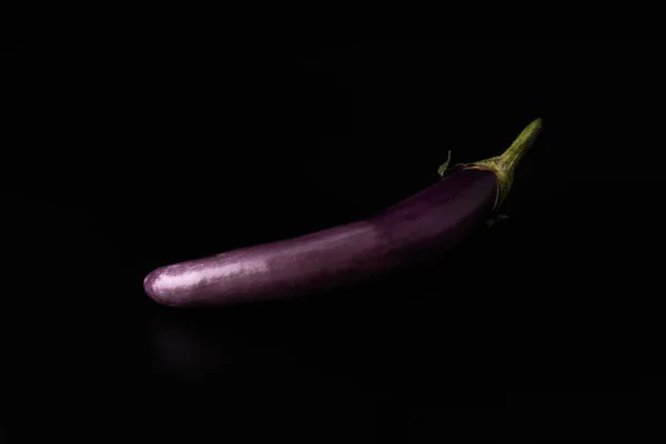 Violet Japanse Aubergine Een Zwarte Achtergrond Gezond Vegetarisch Voedsel Veganistisch — Stockfoto