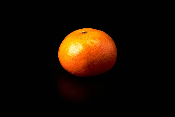 Mandarine Auf Schwarzem Hintergrund Gesunde Ernährung Vegane Und Vegetarische Kost — Stockfoto