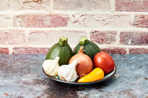 Свежие Органические Овощи Тарелке Здоровое Полезное Питание Вегетарианцы Веганы — стоковое фото