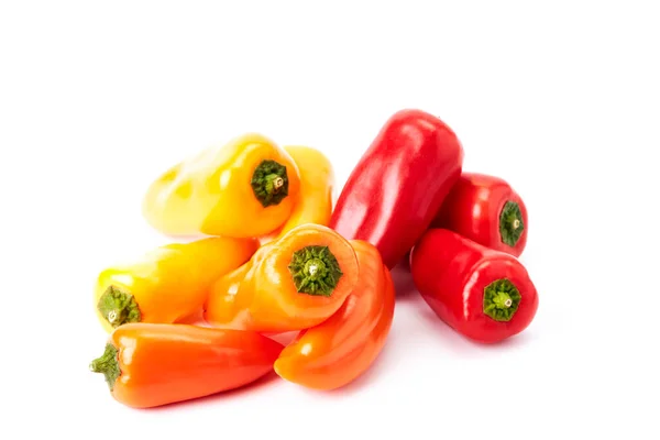 Három Kis Piros Sárga Narancssárga Paprika Fehér Alapon Vegán Vegetáriánus — Stock Fotó