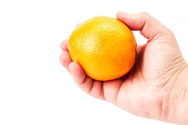 Ręka Mężczyzny Trzymającego Soczystą Pomarańczę Zdrowa Żywność — Zdjęcie stockowe