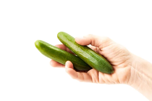 Hand Van Een Vrouw Die Een Paar Groene Komkommers Vasthoudt — Stockfoto