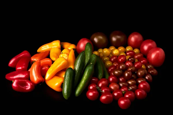 Conjunto Deliciosos Tomates Pepinos Pimentas Fundo Preto Comida Saudável Comida — Fotografia de Stock