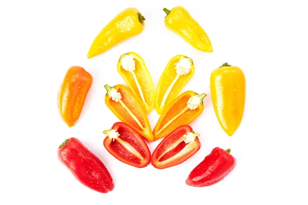 Appetitlich Rote Orangefarbene Und Gelbe Mini Paprika Die Teilweise Halbiert — Stockfoto
