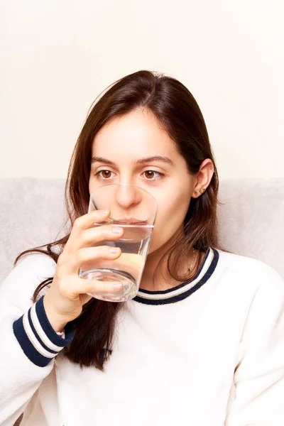 Young Woman Sitting Sofa Home Drinking Glass Fresh Water Lifestyle — Stockfoto
