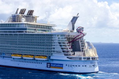 09 January 2022, Miami, USA | Luxury cruise ship Oasis of the seas sailing to port in middle of the Caribbean sea Image background | Luxury cruise ship Largest in world moving to port  