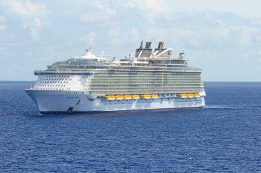 09 January 2022, Miami, USA | Luxury cruise ship Oasis of the seas sailing to port in middle of the Caribbean sea Image background | Luxury cruise ship Largest in world moving to port  