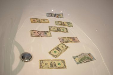 ABD Doları banknotları, 124.000 ABD Doları, lüks küvet içerisindeki Amerikan Doları, kavramsal görüntü arka planı.