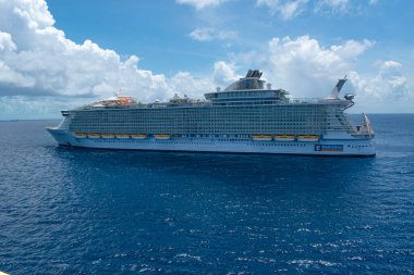 Okyanusun ortasında seyreden devasa bir gemi Resim arka planında, Karayip Denizi 'nde seyreden bir gemi. 