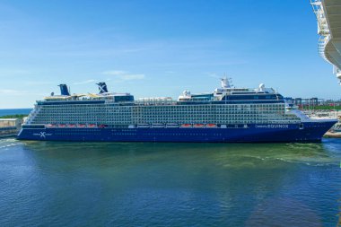 Karayip Denizi 'nde limana yanaşan büyük bir gemi. ~ 124; Seyahat, Tatil, Turizm, Lüks, Yaşam Tarzı Görüntü Arkaplanı ~ 