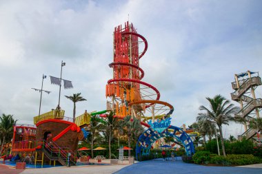 Bahamalar 'ın tropik adasındaki su parkında devasa bir su kaydırağı kulesi; tropik adalarda özel ada su parkı, renkli arka plan resmi (124); Su Parkı su kaydırağı kulesi ve çocuklar için tema parkı  